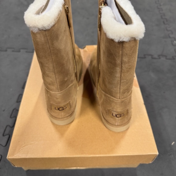 Brand New, Never Worn - UGG Women's Classic Short BLVD - Picture 6 of 7